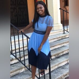 Midi pleated lace dress